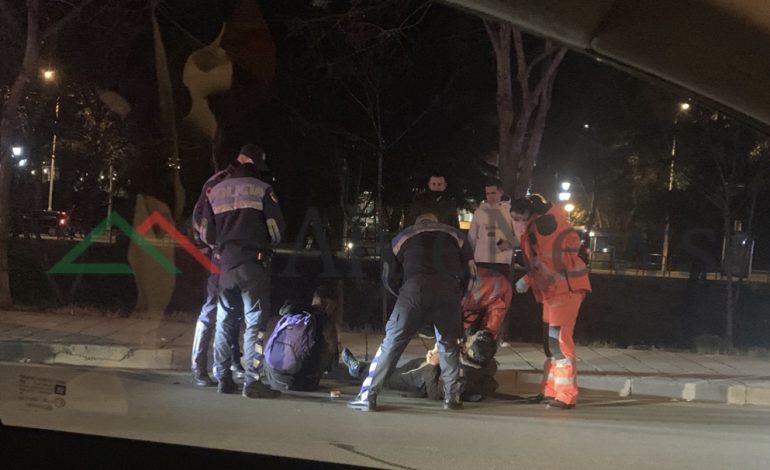 PAMJET EKSKLUZIVE/ Sherr mes të rinjve në Tiranë, gjakosen DY persona. Policia…