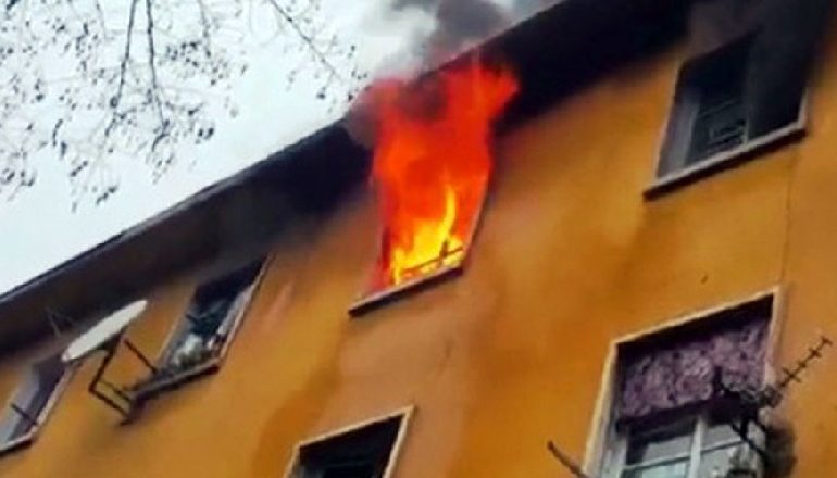 ZJARR NË TIRANË/ Përfshihet nga flakët një banesë dy katëshe, në vendngjarje forcat zjarrfikëse