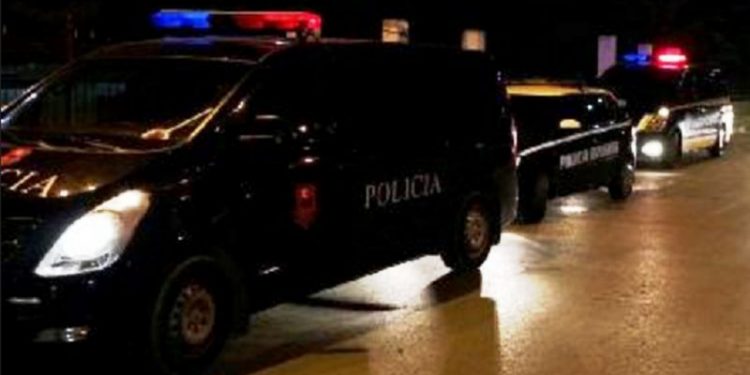 PANIK NË DIVJAKË/ Një person i armatosur, qëllon me armë dhe merr me forcë makinën e policisë
