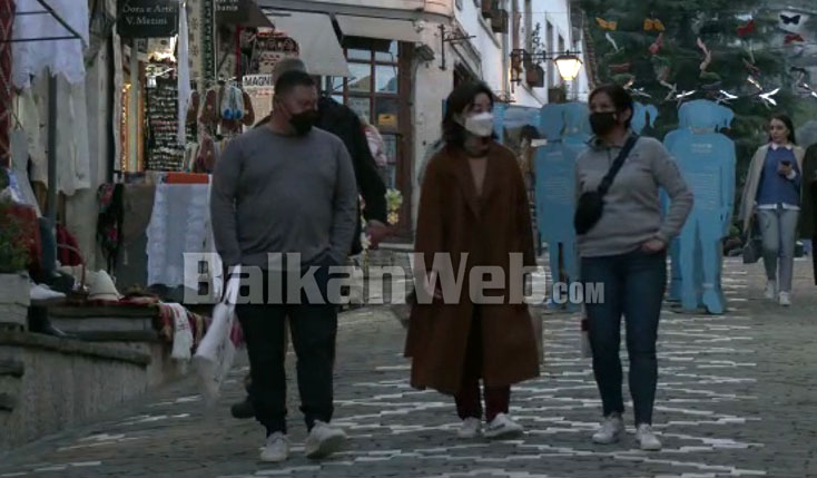 HERA E PARË NË QYTETIN E GURTË/ Ambasadorja Yuri Kim viziton pazarin e Gjirokastrës, mahnitet me suveniret (VIDEO)