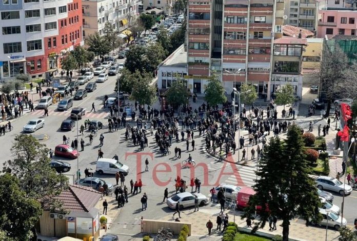 BASHA U SHPREH SE KISHTE NJË TAKIM “MADHËSHTOR” NË SHKODËR/ Pamjet tregojnë krejt të kundërtën (FOTOT)
