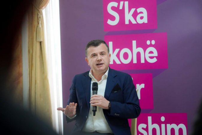 “KËRKOJ ALEANCË TË FUQISHME…”/ Balla iu dorëzon kartat e anëtarësisë: Dhjetëra të rinj i bashkohen PS në Elbasan