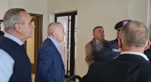 PAMJET SHOKUESE/ Ilir Meta GODET me grushta policët, sherri per zyrat e… (VIDEO)