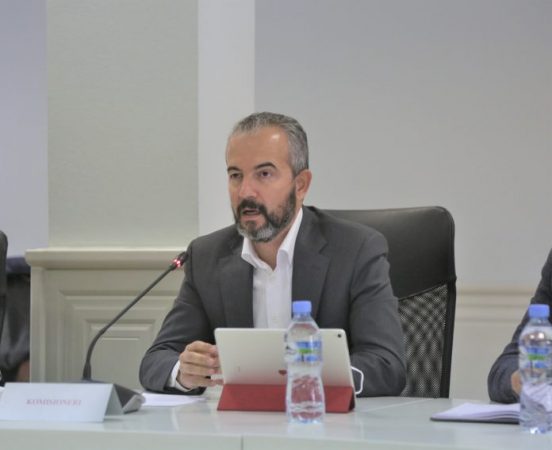 “VERIFIKIMI ELEKTRONIK PËR HERË TË PARË NË SHQIPËRI”/ Celibashi publikon VIDEON: Kujdes. Pajisja pengon…