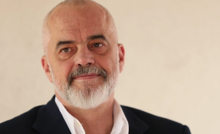 “JEMI NË GJYSMËN E RRUGËTIMIT TONË”/ Rama publikon VIDEON, nga teatri tek pandemia: Për hajër të gjithëve bashkë