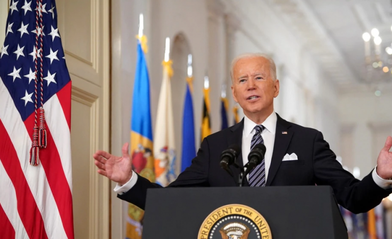 NJË VIT PANDEMI/ Biden parashtron fazat e mëtejshme të luftës kundër COVID-19: Deri më 1 maj të gjithë të rriturit të kenë…