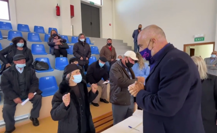 PRITET ME DUARTROKITJE NGA TË MOSHUARIT NË RRËSHEN/ Rama: Ne duam që ju të kini kujdes…