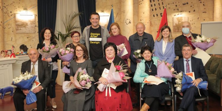 FESTA E 7 MARSIT/ Kryebashkiaku shpërndan certifikata mirënjohjeje për 10 mësues në pension: Faleminderit për përkushtimin tuaj