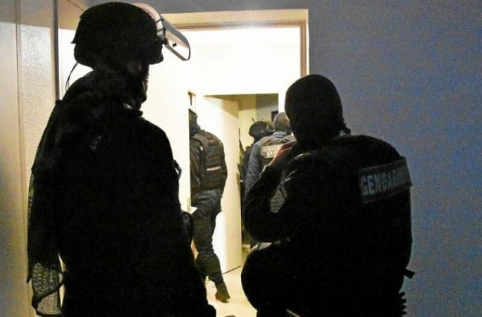 SHKATËRROHET BANDA E TRAFIKUT TË DRROGËS NË FRANCË/ Në pranga 17 persona, një shqiptar në krye të grupit kriminal