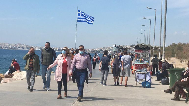 NUK DUAN T´IA DINË PËR COVID/ Me maska dhe distancim social grekët drejtohen drejt detit (FOTOT)