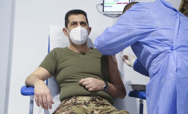 PANDEMIA/ Rinisin vaksinimet masive me Astra Zeneca në Itali, në prill mbërrin edhe…