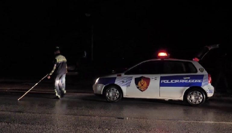 AKSIDENT I RËNDË NË POGRADEC/ Ndërron jetë rrugës për në spital njëri prej shoferëve