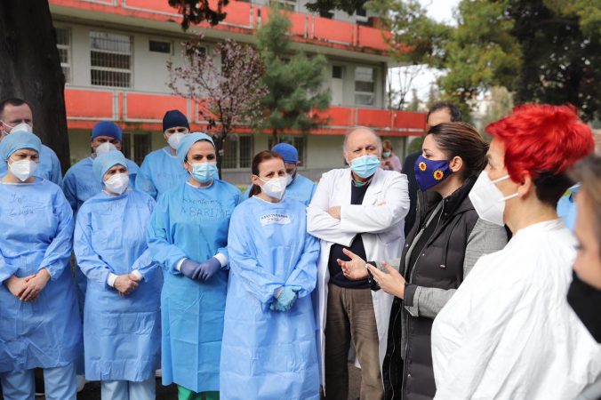 1 VIT PANDEMI/ Manastirliu: Të hënën vijnë vaksina të tjera Pfizer. Mjekët e COVID 1 rrëfejnë përjetimet në vijën e parë të luftës