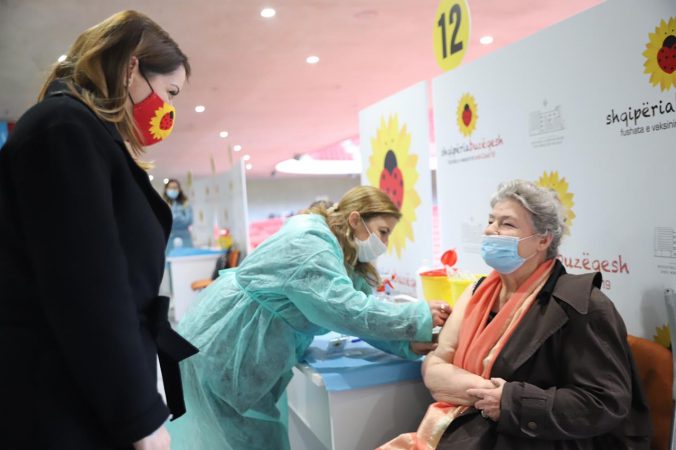 RIVAKSINOHEN TË MOSHUARIT +80/ Manastirliu: Do intensifikojmë vaksinimin në gjithë vendin, shpërndahen…