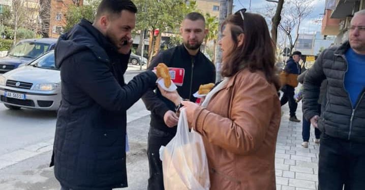 NDODH NË TIRANË/ Fushata e LSI: Kush pranon programin tonë, përfiton një petull… falas
