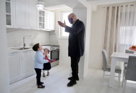 PUBLIKON FOTON E VEÇANTË ME DY FËMIJËT NË DURRËS/ Rama: Kur vëllai vjen me Spidermanin të mbrojë motrën nga…