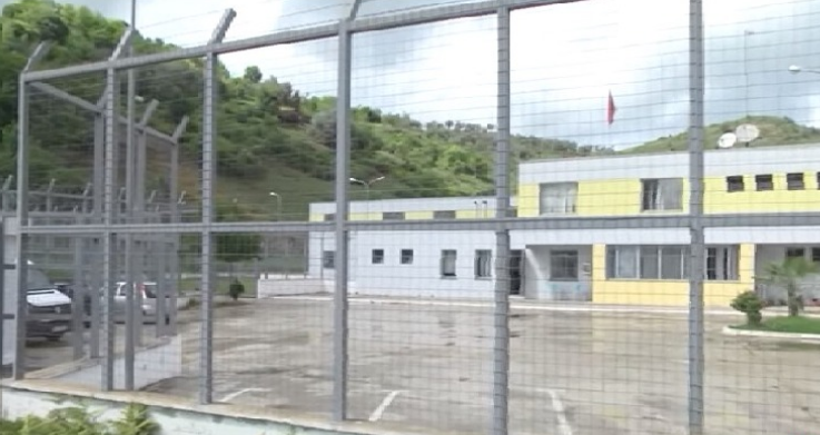 GRABITËN BIZNESE E SHTËPI/ Sirianët zhvendosen nga Babrruja dhe izolohen në Vorë. Shkak sjellja problematike