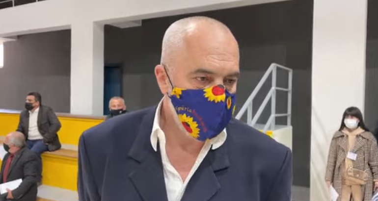 PROÇESI I VAKSINIMIT TË MËSUESVE NË DURRËS/ Rama: Njerëzit nuk kanë pse të shqetësohen, në Britani janë vaksinuar…