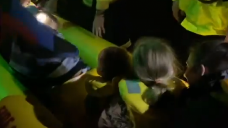 PREKËSE/ Momenti kur shpëtohen 4 fëmijë të bllokuar prej orësh nga përmbytjet në Australi (VIDEO)