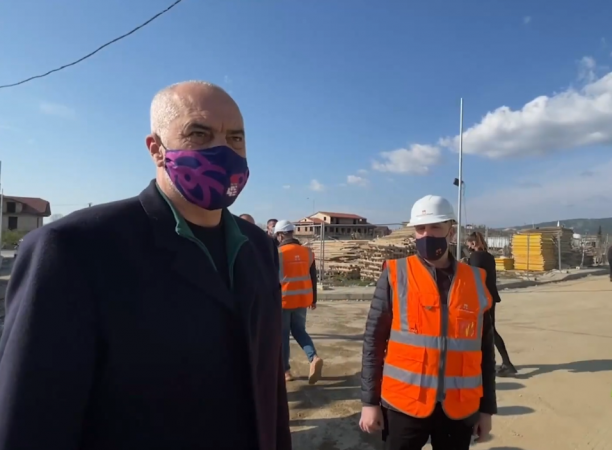 INSPEKTON PUNIMET NË FUSHË-KRUJË/ Rama: Brenda majit përfundojnë 128 shtëpi, në vjeshtë ndërtohen…