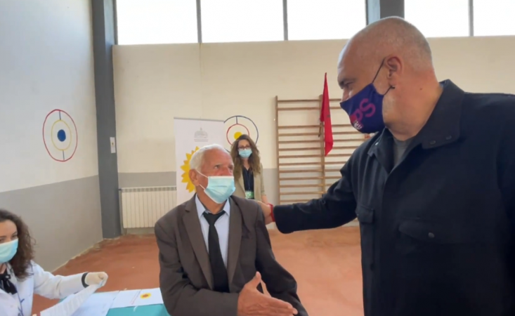 VAKSINIMI I MASIV NË KOPLIK/ Rama takon të moshuarit: S’mund ta jap dorën se… (VIDEO)