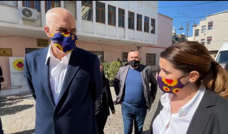 NIS VAKSINIMI I TË MOSHUARVE NË LEZHË/ Rama inspekton procesin. Manastirliu: Në 15 mars vijnë 8.000 doza nga Pfizer