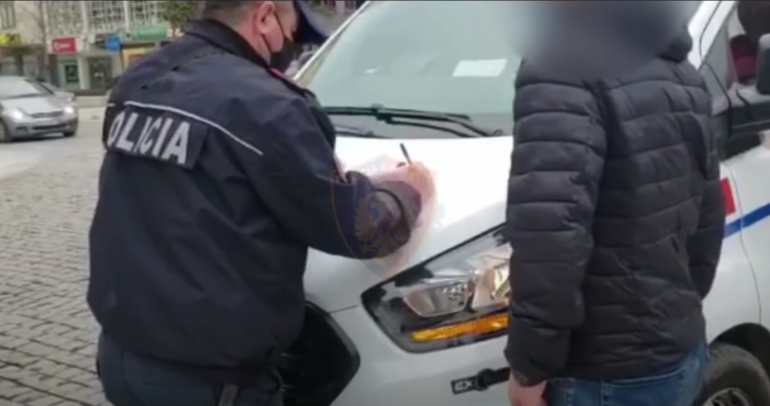 NUK RESPEKTUAN MASAT ANTI-COVID/ Ja sa qytetarë janë gjobitur brenda 24 orëve nga policia (VIDEO)