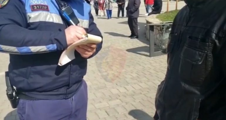 NUK VENDOSËN MASKËN ANTI-COVID/ Ndëshkohen 579 qytetarë, 4 të tjerë shkelën orën policore