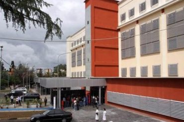 E RËNDË/ Dhunohet mjeku në Urgjencën e QSUT, autori nën efektin e lëndëve narkotike e goditi me grusht (EMRAT)