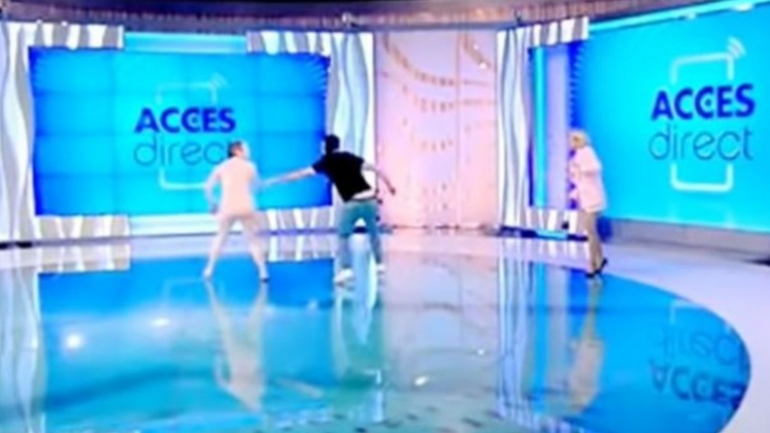 E PAZAKONTË NË RUMANI/ Momenti kur gruaja “nudo” hy në mes të emisionit dhe godet me tullë prezantuesen