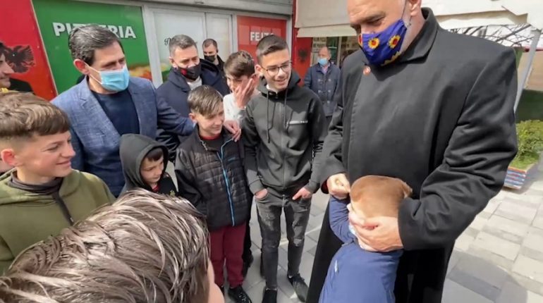 BATUTA ME FËMIJËT NË KAMËZ/ Rama: Bëjeni njëçik atë “Rama ik”. Është nderi im që ju…