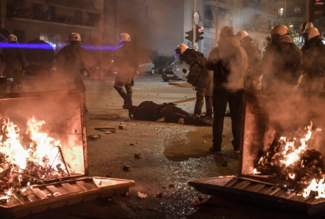 PROTESTA E DHUNSHME NË GREQI/ Bilanci i natës së ”errët” në Athinë, 10 policë të plagosur dhe 16 të arrestuar