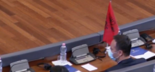 U ZGJODH KRYETARI I RI I KUVENDIT TË KOSOVËS/ Glauk Konjufcës i vendosin në tryezë flamurin e Shqipërisë