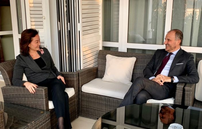 “SHUMË SFIDA PARA NESH…”/ Ambasadorët e SHBA dhe BE takohen para zgjedhjeve, ja MESAZHI