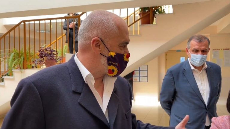 INSPEKTON PROÇESIN E VAKSINIMIT NË SHKODËR/ Rama: Mos kini asnjë shqetësim për AstraZeneca-n, vendet që e pezulluan…