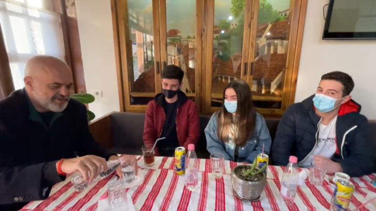 TAKIMI ME MATURANTËT NË KRUJË/ Rama: Sfida jonë të sjellim universitetet e huaja në Shqipëri. TARIFAT…