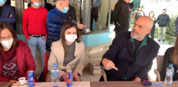 “MANUAL MIRËSJELLJEJE”/ Rama mëson kamerierin si të shpërndajë kafet: Beqareve në fillim… (VIDEO)