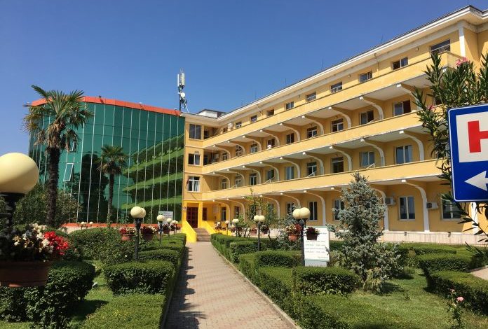 DENONCIMI PËR MUNGESË USHQIMI/ Reagon spitali “Shefqet Ndroqi”: Shpifje për të përbaltur punën e stafit tonë