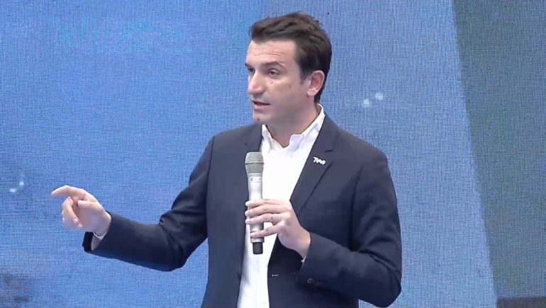 “RINDËRTIMI NUK NDALET”/ Veliaj: Legjendat urbane, dëshpërim i atyre që te rrënojat e tërmetit po lënë edhe partitë