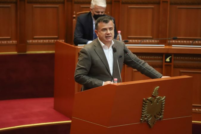 IRONIA/ Balla: Metës në fillim i iku dashuria, qetësia, tani më duket i ka ikur… mendja