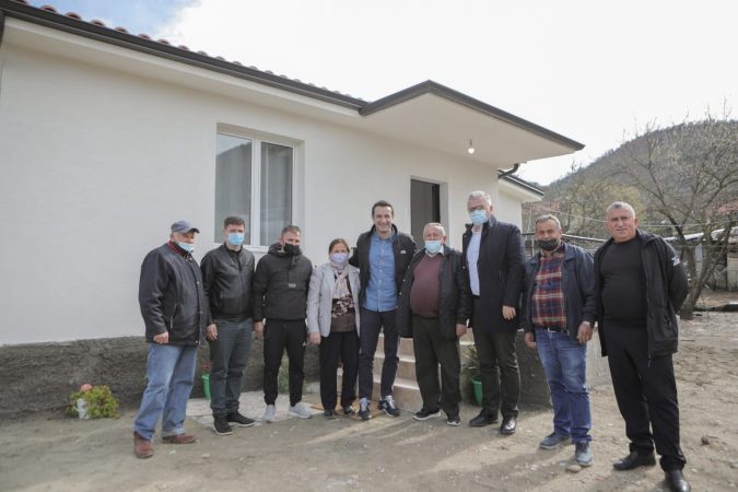 IRONIZON BASHËN/ Veliaj: Në vend t’i bëjë thirrje qytetarëve të marrin kartat e identitetit, u kërkon…
