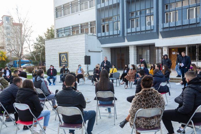 TAKIM ME STUDENTËT E UNIVERSITETIT “ISMAIL QEMALI”/ Gjiknuri: “Treni” i transformimit të Vlorës nuk mund të ndalet