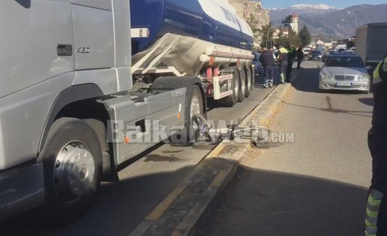AKSIDENT I RËNDË NË ELBASAN/ Kamioni përplas biçikletën, plagoset rëndë… (VIDEO)