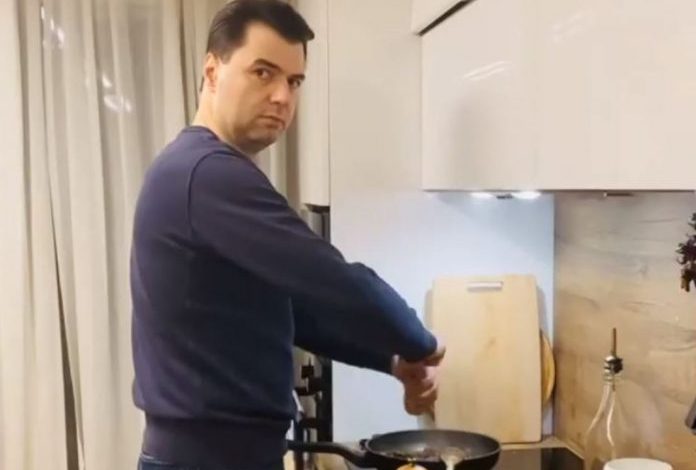 VIDEO E KREUT TË PD-SË DUKE GATUAR/ Reagon Basha: Isha duke skuqur mëlçi pule