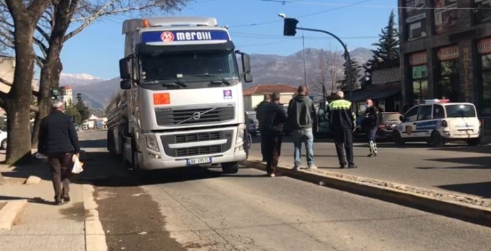 E TRISHTË/ Ndërron jetë në spital i moshuari që u përplas nga trajleri në Elbasan