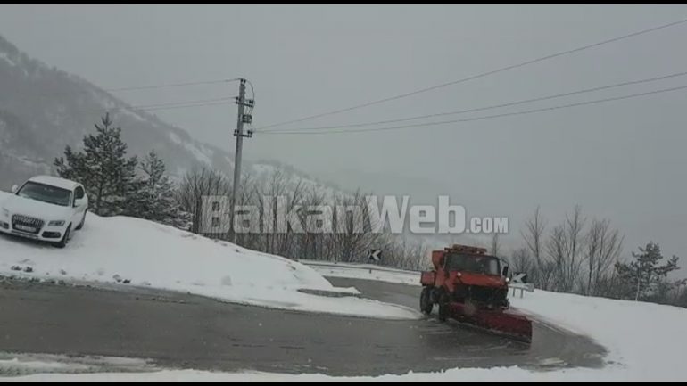 RESHJE DËBORE NË KORÇË/ Rrugët kalohen pa zinxhirë. Në orët në vijim pritet…