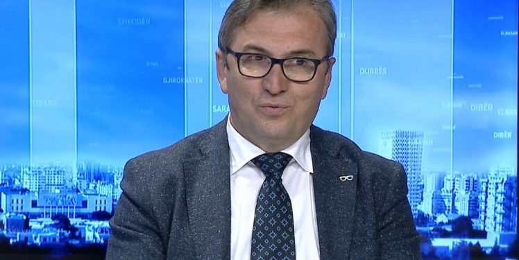 BRATAJ I BËN THIRRJE QYTETARËVE/ Zgjerohet shtrirja gjeografike e të infektuarve në 140 fshatra e qytete (DETAJE)