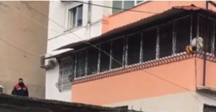 E RËNDË NË GJIROKASTËR/ 39-vjeçarja hidhet nga pallati, ndodhet në gjendje të rëndë në spital