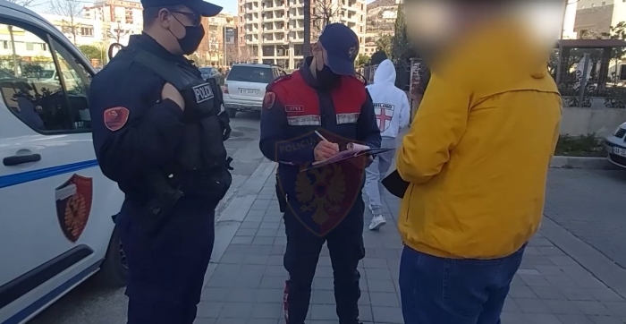 NUK RESPEKTUAN MASAT ANTI-COVID/ Ja sa qytetarë janë gjobitur. Policia ndëshkon dhe një biznes me… (VIDEO)