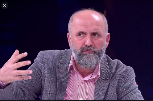 “FANTAZITË” e Alfred Cakos: Ata mbi 65 vjeç do i zhdukin brenda vitit. Fauci është djali i Nënë Terezës